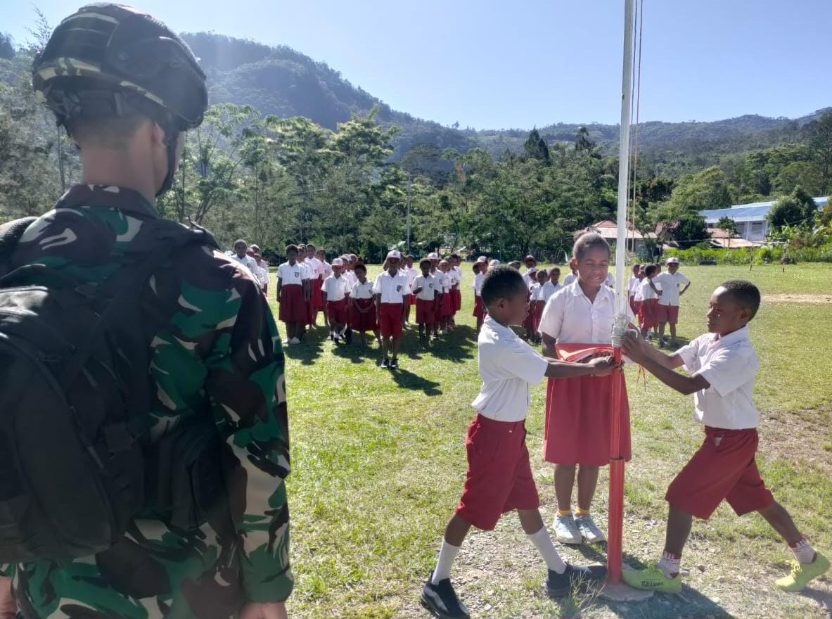 Ciptakan Generasi yang Cinta Tanah Air, Ini yang Dilakukan Satgas Yonif Raider 142/KJ Kepada Siswa SDN Kelila