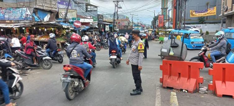 Jaga Kondusifitas dan Urai Kemacetan, Polsek Citeureup Bogor Lakukan Giat Atur Lalin di Pasar Ini