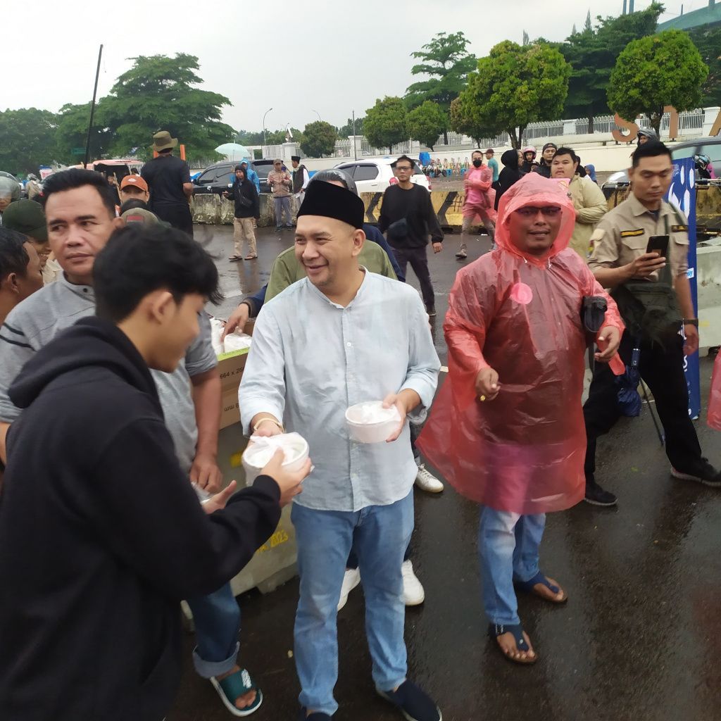 Kali Kedua, JJB Bersama Ketiga Lembaga Ini Kembali Tebar 350 Takjil ke Pengguna Jalan di Stadion Pakansari Cibinong