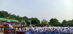 foto: Murid SMAN 3 Cibinong saat mengikuti peringatan Maulid Nabi 1446 Hijriah, yang bertempat di halaman sekolah dengan panas-panasan. (Doc)