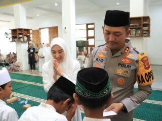 Bagikan Bansos, Polres Bogor Dapat Apresiasi dari Masyarakat 