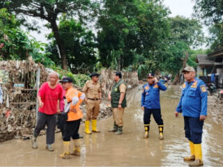 Bantu Warga Bersihkan Puing Pascabanjir, Disdamkar Kabupaten Bogor Lakukan Penyemprotan di Wilayah Ini