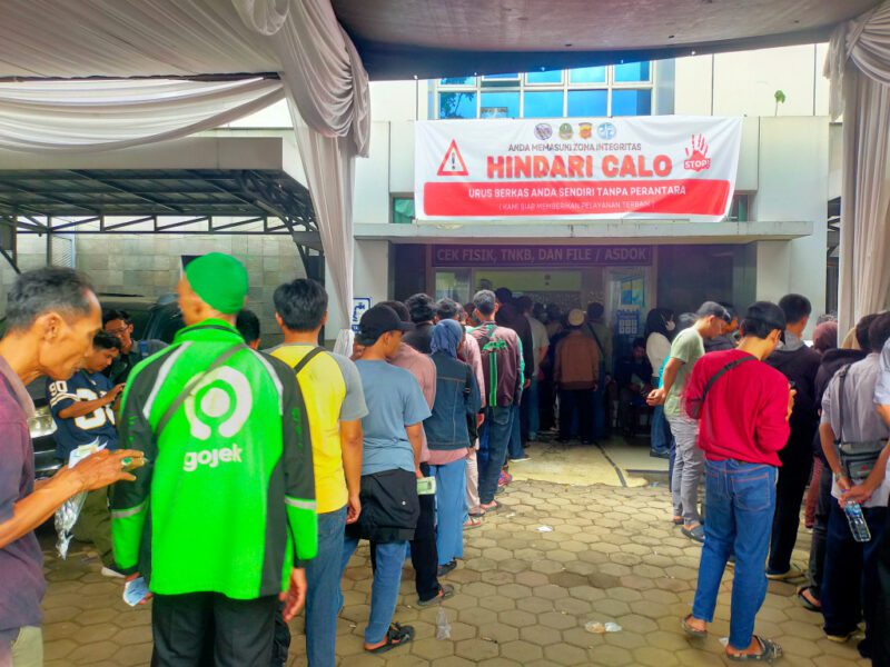 foto: Situasi terkini di loket pelayanan pengambailan plat nomor usai Cek Fisik kendaraan bermotor lima tahunan di Samsat Kabupaten Bogor, Senin (14/04/2025). (Doc)