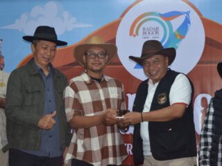 Bupati Bogor Terima Penghargaan Akselerasi Pembangunan Infrastruktur dari Radar Bogor