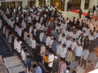Bupati Bogor Perdana Laksanakan Salat Subuh Berjamaah di Masjid Raya Nurul Wathon Pakansari