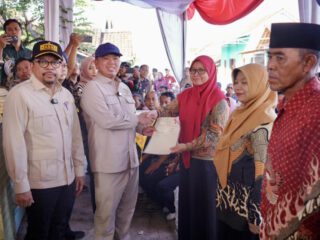 Menteri Nusron Serahkan 546 Sertipikat Hasil Konsolidasi Tanah di Jateng, Permukiman Warga Makin Bernilai dan Terjamin Berkat Ini
