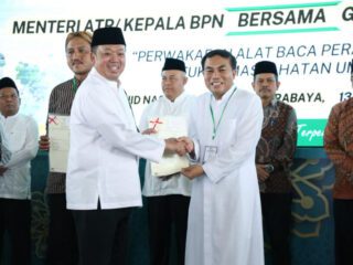 Jelang Natal 2025, Romo Wahyu Terima Sertipikat Gereja Katolik Fransiskus Asisi di Blitar sebagai Kado Natal bagi Umat