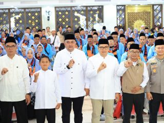 Perdana, Ratusan Jamaah Haji Kloter 21 Dilepas Oleh Bupati Bogor dari Masjid Nurul Wathon