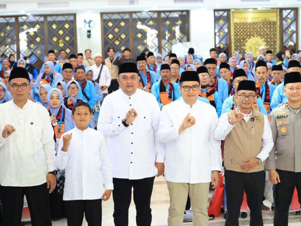 Perdana, Ratusan Jamaah Haji Kloter 21 Dilepas Oleh Bupati Bogor dari Masjid Nurul Wathon