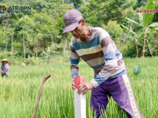 Pasang Patok, Cara Sederhana Cegah Sengketa Tanah dengan Tetangga