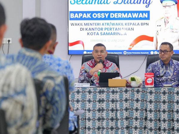 Berikan Pengarahan di Kantah Kota Samarinda, Wamen Ossy: ATR/BPN Harus Jadi Solusi Atas Pembangunan di Kalimantan Timur