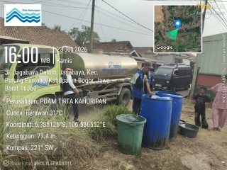 Rudy Susmanto Salurkan 12.000 Liter Air Bersih bagi Warga Terdampak Kekeringan di Parung Panjang