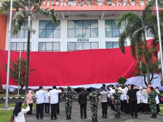Bendera Merah Putih Raksasa Berkibar di Stadion Pakansari Bangkitkan Semangat Nasionalisme