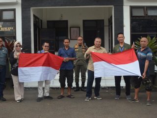 Pemkab Bogor Gelorakan Semangat Kemerdekaan melalui Pembagian Bendera Merah Putih