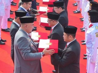 Rudy Susmanto Serahkan Bendera Merah Putih ke 40 Kecamatan se-Kabupaten Bogor