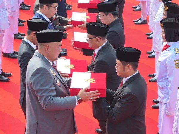Rudy Susmanto Serahkan Bendera Merah Putih ke 40 Kecamatan se-Kabupaten Bogor