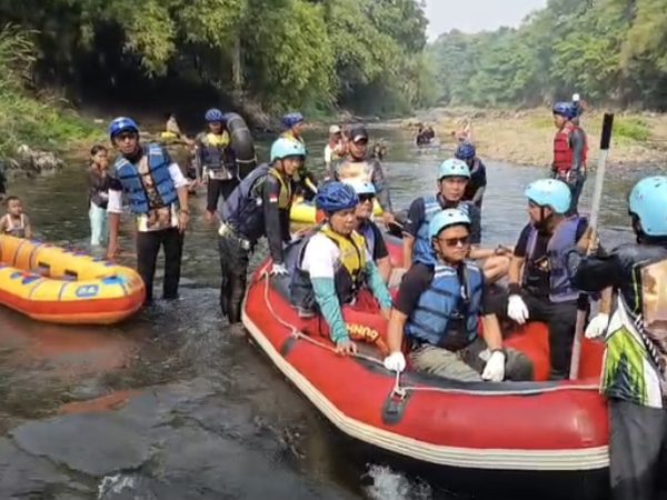 Aksi Nyata! PWI Kabupaten Bogor bersama Komunitas Domba Tubing Bersih-bersih Sungai Ciliwung