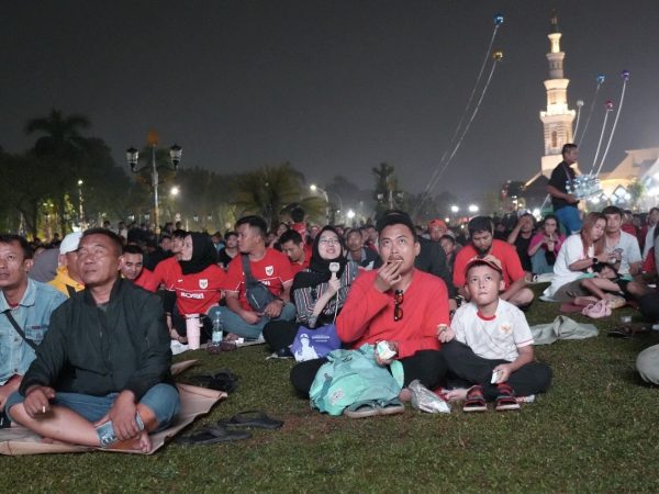 Warga Rasakan Manfaat Sosial dan Ekonomi Dari Kegiatan Nobar Timnas di Alun-alun Kabupaten Bogor