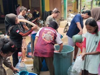 Atasi Kekeringan Pemkab Bogor Salurkan 8.000 Liter Air Bersih untuk Warga Jonggol
