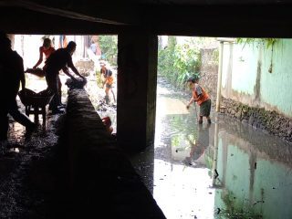 Jaga Ketertiban dan Lingkungan, Pemkab Bogor Monitoring Kali Setu Kemang dan PKL