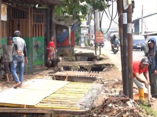 Saluran Dinormalisasi, Warga Cogreg Ikut Turun Tangan Bersihkan Lumpur dan Sampah